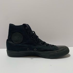 all-black size 8 converse